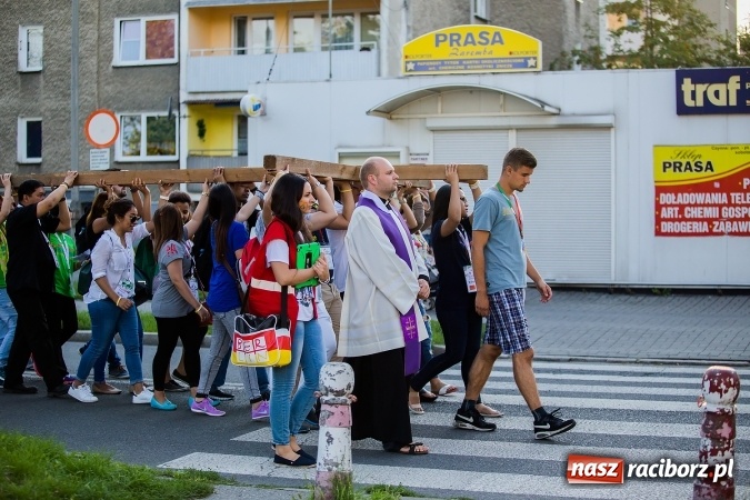 Zdjęcie w galerii na portalu naszraciborz.pl: ŚDM: Droga Krzyżowa przeszła ulicami miasta wiadomości z regionu