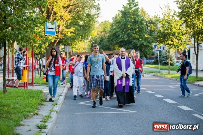 Zdjęcie w galerii na portalu naszraciborz.pl: ŚDM: Droga Krzyżowa przeszła ulicami miasta wiadomości z regionu