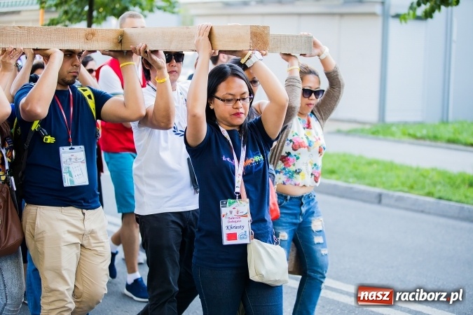Zdjęcie w galerii na portalu naszraciborz.pl: ŚDM: Droga Krzyżowa przeszła ulicami miasta wiadomości z regionu