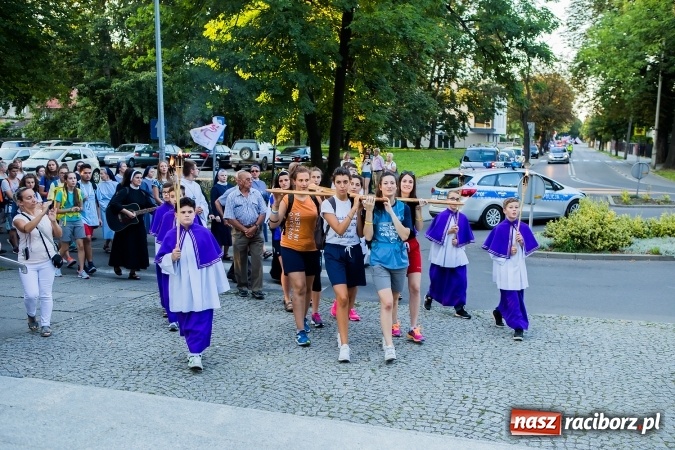 Zdjęcie w galerii na portalu naszraciborz.pl: ŚDM: Droga Krzyżowa przeszła ulicami miasta wiadomości z regionu