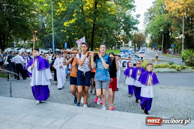 Zdjęcie w galerii na portalu naszraciborz.pl: ŚDM: Droga Krzyżowa przeszła ulicami miasta wiadomości z regionu