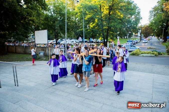 Zdjęcie w galerii na portalu naszraciborz.pl: ŚDM: Droga Krzyżowa przeszła ulicami miasta wiadomości z regionu