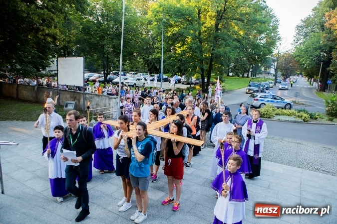 Zdjęcie w galerii na portalu naszraciborz.pl: ŚDM: Droga Krzyżowa przeszła ulicami miasta wiadomości z regionu