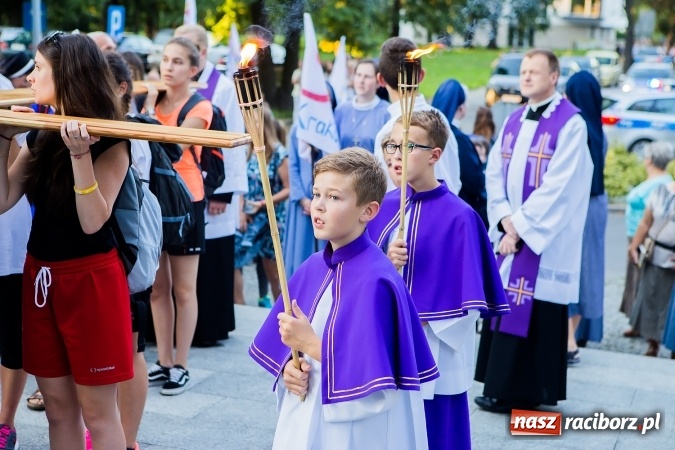 Zdjęcie w galerii na portalu naszraciborz.pl: ŚDM: Droga Krzyżowa przeszła ulicami miasta wiadomości z regionu