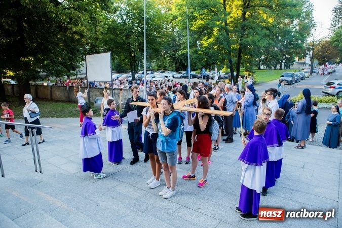 Zdjęcie w galerii na portalu naszraciborz.pl: ŚDM: Droga Krzyżowa przeszła ulicami miasta wiadomości z regionu