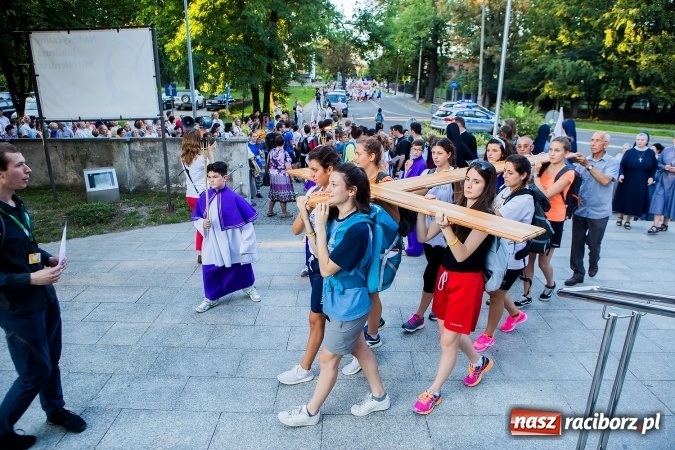 Zdjęcie w galerii na portalu naszraciborz.pl: ŚDM: Droga Krzyżowa przeszła ulicami miasta wiadomości z regionu