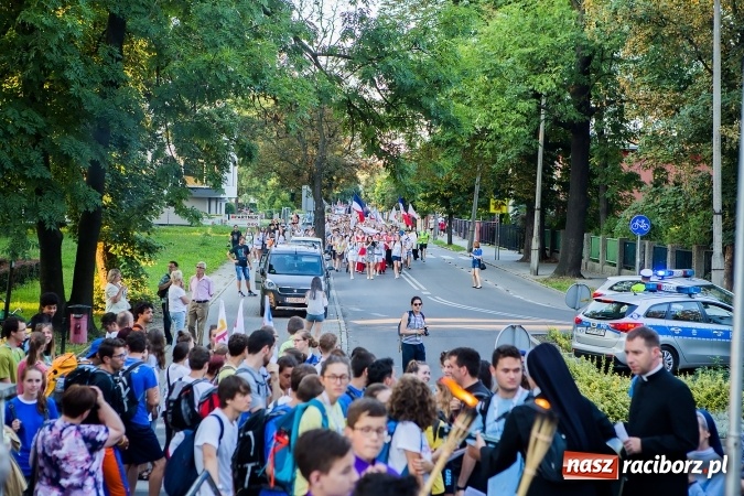 Zdjęcie w galerii na portalu naszraciborz.pl: ŚDM: Droga Krzyżowa przeszła ulicami miasta wiadomości z regionu