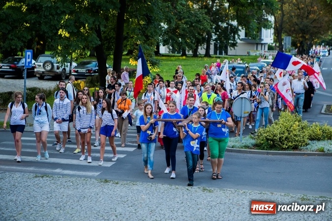 Zdjęcie w galerii na portalu naszraciborz.pl: ŚDM: Droga Krzyżowa przeszła ulicami miasta wiadomości z regionu