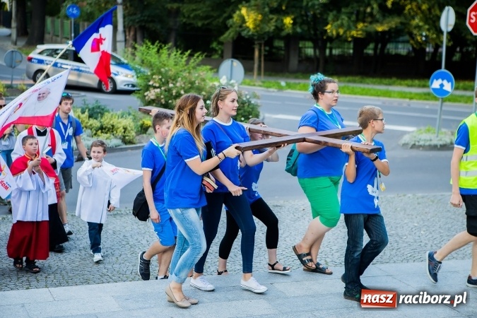Zdjęcie w galerii na portalu naszraciborz.pl: ŚDM: Droga Krzyżowa przeszła ulicami miasta wiadomości z regionu