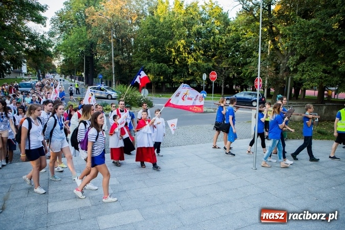 Zdjęcie w galerii na portalu naszraciborz.pl: ŚDM: Droga Krzyżowa przeszła ulicami miasta wiadomości z regionu