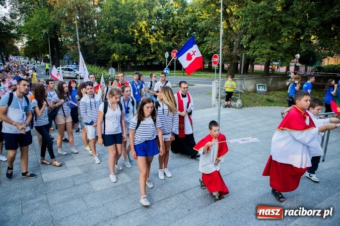 Zdjęcie w galerii na portalu naszraciborz.pl: ŚDM: Droga Krzyżowa przeszła ulicami miasta wiadomości z regionu