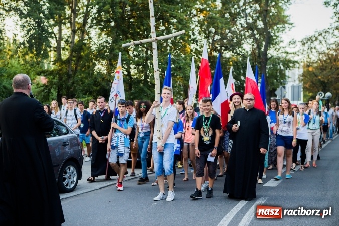 Zdjęcie w galerii na portalu naszraciborz.pl: ŚDM: Droga Krzyżowa przeszła ulicami miasta wiadomości z regionu