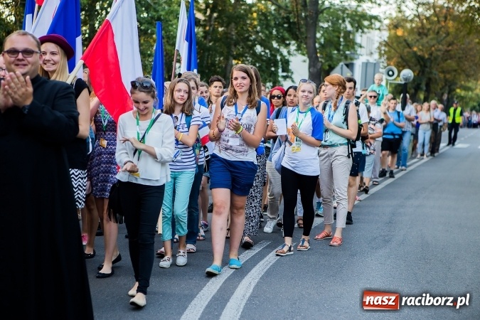 Zdjęcie w galerii na portalu naszraciborz.pl: ŚDM: Droga Krzyżowa przeszła ulicami miasta wiadomości z regionu