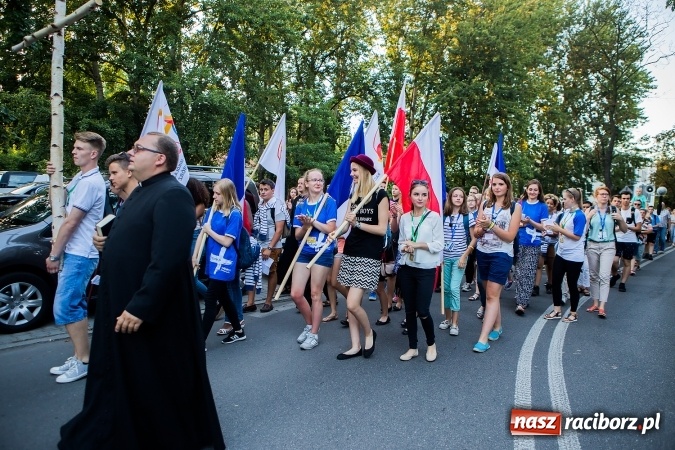 Zdjęcie w galerii na portalu naszraciborz.pl: ŚDM: Droga Krzyżowa przeszła ulicami miasta wiadomości z regionu