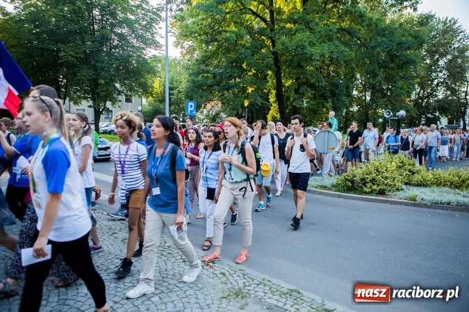 Zdjęcie w galerii na portalu naszraciborz.pl: ŚDM: Droga Krzyżowa przeszła ulicami miasta wiadomości z regionu