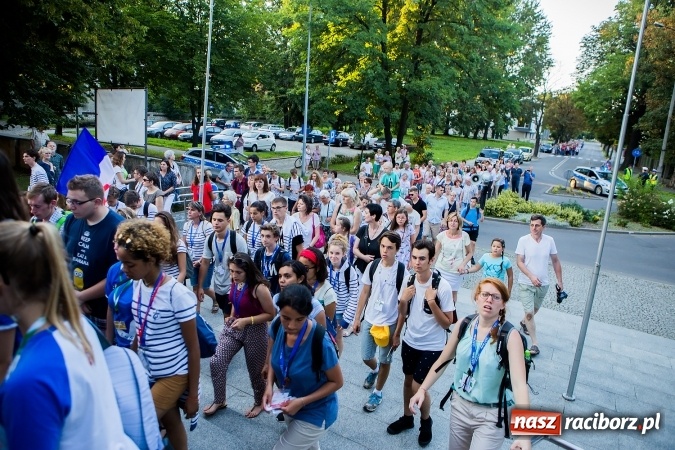 Zdjęcie w galerii na portalu naszraciborz.pl: ŚDM: Droga Krzyżowa przeszła ulicami miasta wiadomości z regionu