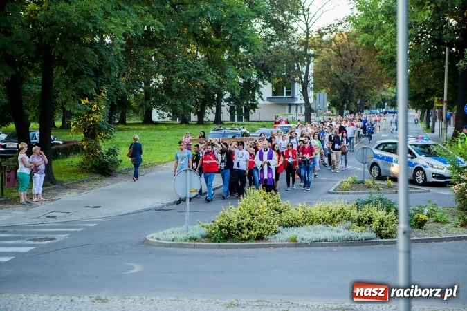 Zdjęcie w galerii na portalu naszraciborz.pl: ŚDM: Droga Krzyżowa przeszła ulicami miasta wiadomości z regionu