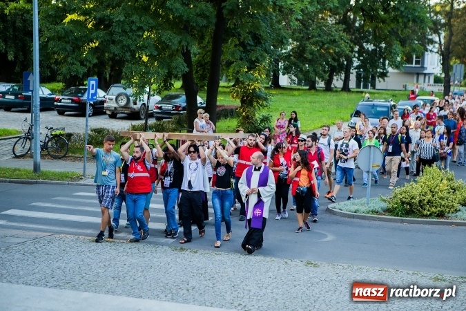 Zdjęcie w galerii na portalu naszraciborz.pl: ŚDM: Droga Krzyżowa przeszła ulicami miasta wiadomości z regionu
