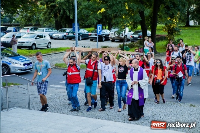Zdjęcie w galerii na portalu naszraciborz.pl: ŚDM: Droga Krzyżowa przeszła ulicami miasta wiadomości z regionu