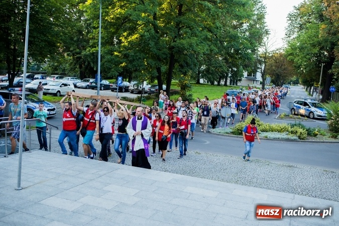 Zdjęcie w galerii na portalu naszraciborz.pl: ŚDM: Droga Krzyżowa przeszła ulicami miasta wiadomości z regionu