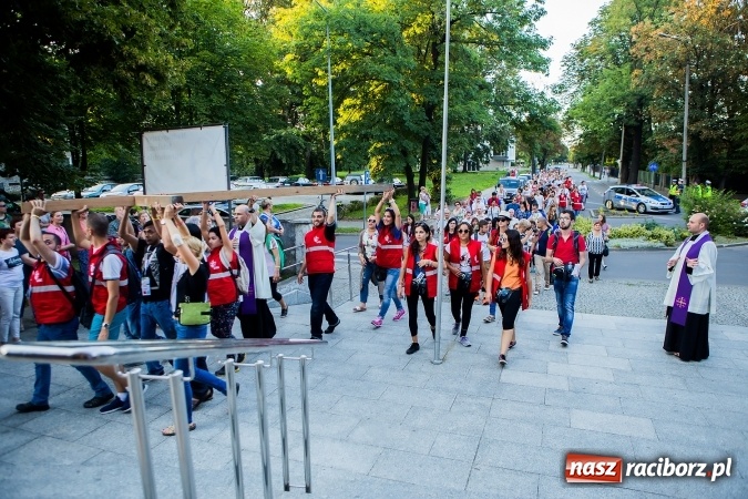 Zdjęcie w galerii na portalu naszraciborz.pl: ŚDM: Droga Krzyżowa przeszła ulicami miasta wiadomości z regionu