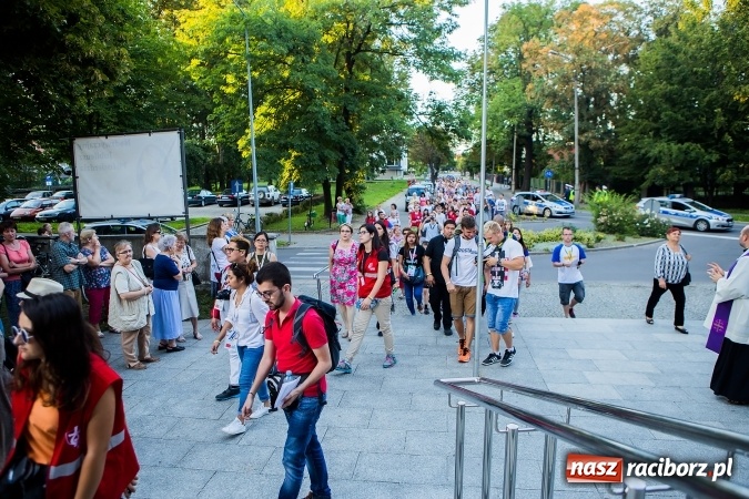 Zdjęcie w galerii na portalu naszraciborz.pl: ŚDM: Droga Krzyżowa przeszła ulicami miasta wiadomości z regionu