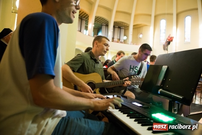 Zdjęcie w galerii na portalu naszraciborz.pl: ŚDM: Droga Krzyżowa przeszła ulicami miasta wiadomości z regionu