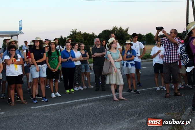 Zdjęcie w galerii na portalu naszraciborz.pl: Światowe Dni Młodzieży. Droga świata w Pogrzebieniu  wiadomości z regionu