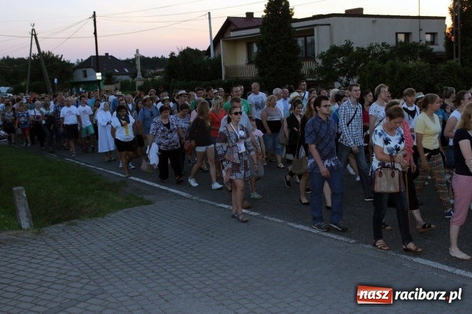 Zdjęcie w galerii na portalu naszraciborz.pl: Światowe Dni Młodzieży. Droga świata w Pogrzebieniu  wiadomości z regionu