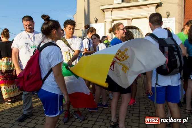 Zdjęcie w galerii na portalu naszraciborz.pl: Włosi i Brazylijczycy na drodze krzyżowej w Pietrowicach Wielkich wiadomości z regionu
