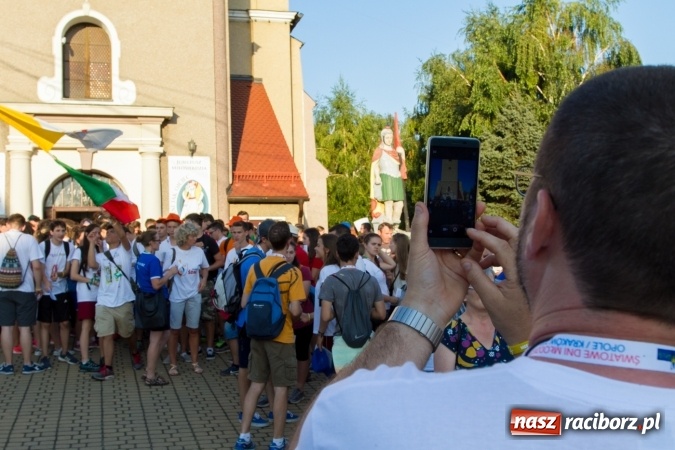 Zdjęcie w galerii na portalu naszraciborz.pl: Włosi i Brazylijczycy na drodze krzyżowej w Pietrowicach Wielkich wiadomości z regionu