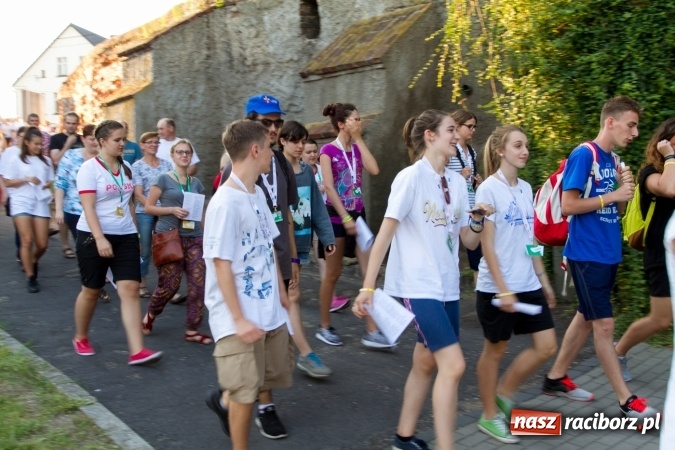 Zdjęcie w galerii na portalu naszraciborz.pl: Włosi i Brazylijczycy na drodze krzyżowej w Pietrowicach Wielkich wiadomości z regionu