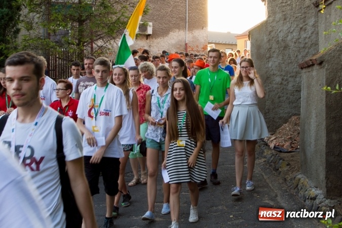 Zdjęcie w galerii na portalu naszraciborz.pl: Włosi i Brazylijczycy na drodze krzyżowej w Pietrowicach Wielkich wiadomości z regionu