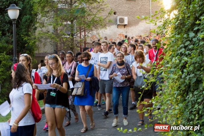 Zdjęcie w galerii na portalu naszraciborz.pl: Włosi i Brazylijczycy na drodze krzyżowej w Pietrowicach Wielkich wiadomości z regionu