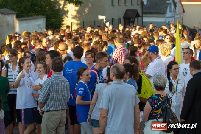 Zdjęcie w galerii na portalu naszraciborz.pl: Włosi i Brazylijczycy na drodze krzyżowej w Pietrowicach Wielkich wiadomości z regionu