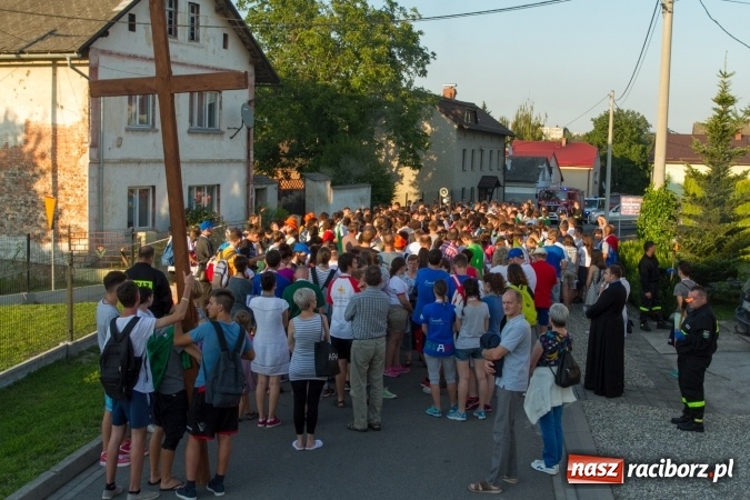 Zdjęcie w galerii na portalu naszraciborz.pl: Włosi i Brazylijczycy na drodze krzyżowej w Pietrowicach Wielkich wiadomości z regionu