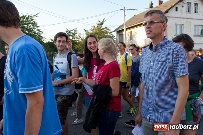 Zdjęcie w galerii na portalu naszraciborz.pl: Włosi i Brazylijczycy na drodze krzyżowej w Pietrowicach Wielkich wiadomości z regionu