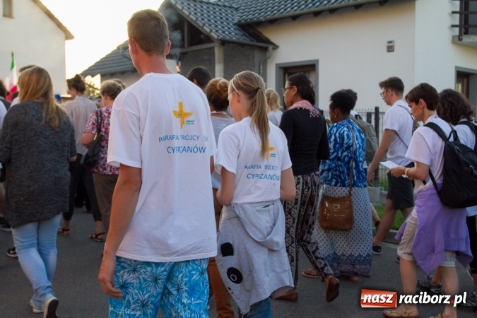 Zdjęcie w galerii na portalu naszraciborz.pl: Włosi i Brazylijczycy na drodze krzyżowej w Pietrowicach Wielkich wiadomości z regionu