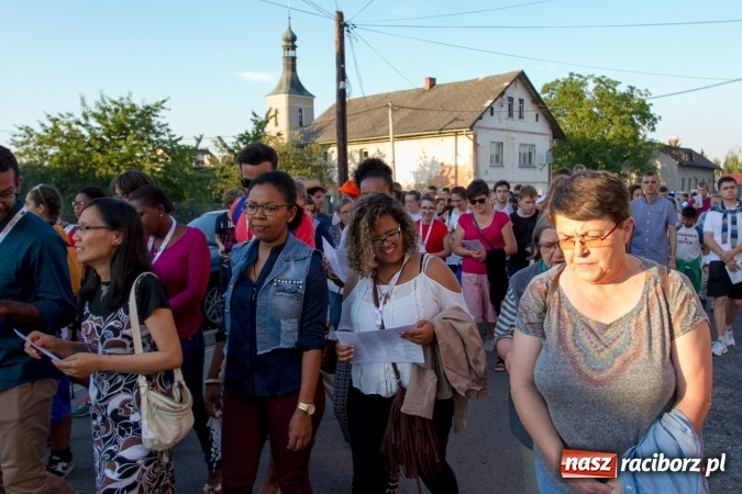 Zdjęcie w galerii na portalu naszraciborz.pl: Włosi i Brazylijczycy na drodze krzyżowej w Pietrowicach Wielkich wiadomości z regionu