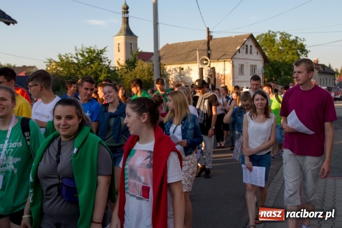 Zdjęcie w galerii na portalu naszraciborz.pl: Włosi i Brazylijczycy na drodze krzyżowej w Pietrowicach Wielkich wiadomości z regionu
