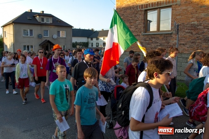 Zdjęcie w galerii na portalu naszraciborz.pl: Włosi i Brazylijczycy na drodze krzyżowej w Pietrowicach Wielkich wiadomości z regionu