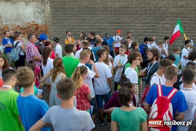 Zdjęcie w galerii na portalu naszraciborz.pl: Włosi i Brazylijczycy na drodze krzyżowej w Pietrowicach Wielkich wiadomości z regionu