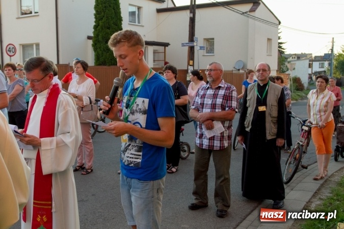 Zdjęcie w galerii na portalu naszraciborz.pl: Włosi i Brazylijczycy na drodze krzyżowej w Pietrowicach Wielkich wiadomości z regionu