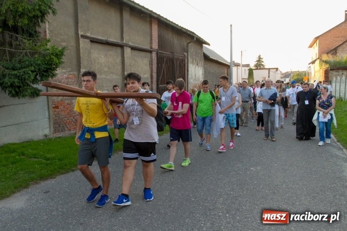 Zdjęcie w galerii na portalu naszraciborz.pl: Włosi i Brazylijczycy na drodze krzyżowej w Pietrowicach Wielkich wiadomości z regionu