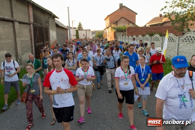 Zdjęcie w galerii na portalu naszraciborz.pl: Włosi i Brazylijczycy na drodze krzyżowej w Pietrowicach Wielkich wiadomości z regionu