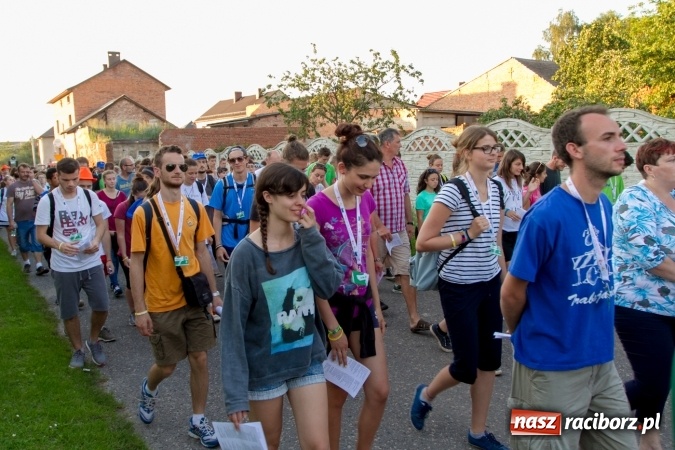 Zdjęcie w galerii na portalu naszraciborz.pl: Włosi i Brazylijczycy na drodze krzyżowej w Pietrowicach Wielkich wiadomości z regionu