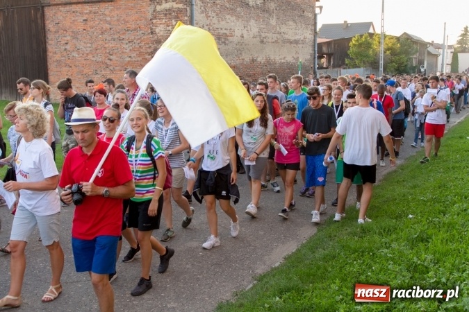 Zdjęcie w galerii na portalu naszraciborz.pl: Włosi i Brazylijczycy na drodze krzyżowej w Pietrowicach Wielkich wiadomości z regionu