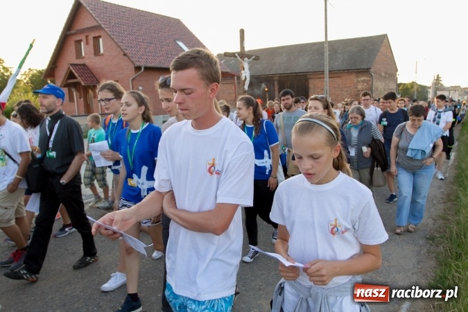 Zdjęcie w galerii na portalu naszraciborz.pl: Włosi i Brazylijczycy na drodze krzyżowej w Pietrowicach Wielkich wiadomości z regionu