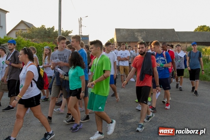 Zdjęcie w galerii na portalu naszraciborz.pl: Włosi i Brazylijczycy na drodze krzyżowej w Pietrowicach Wielkich wiadomości z regionu