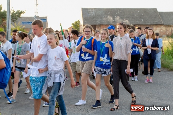 Zdjęcie w galerii na portalu naszraciborz.pl: Włosi i Brazylijczycy na drodze krzyżowej w Pietrowicach Wielkich wiadomości z regionu